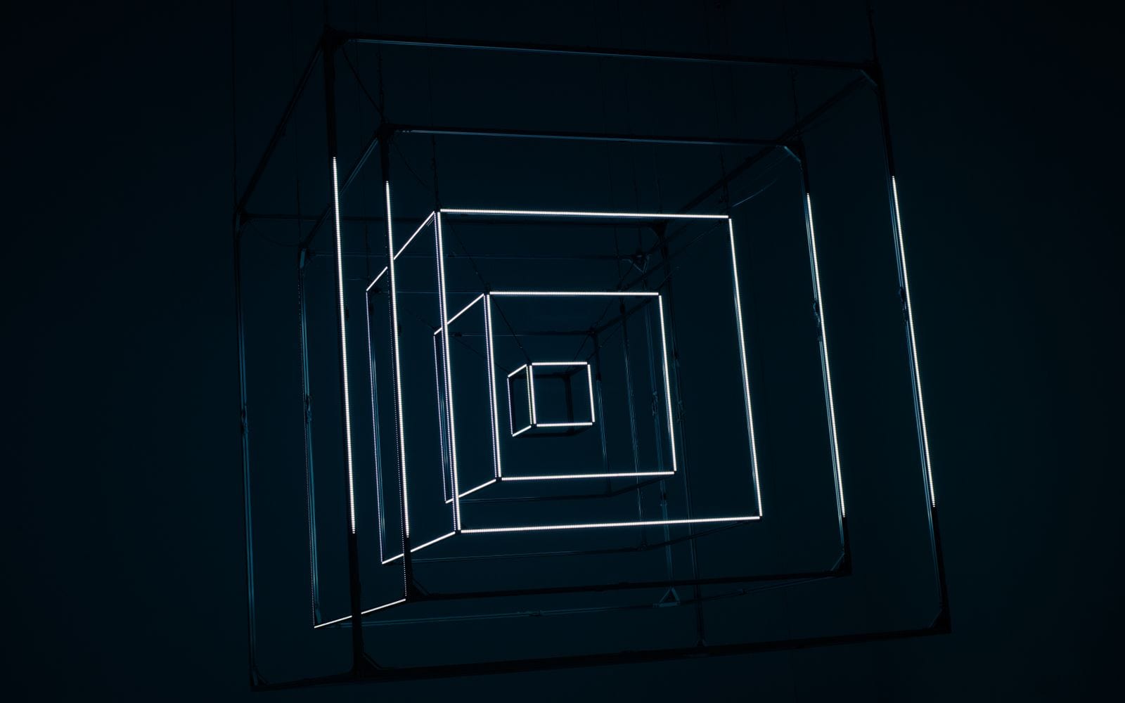 Installazione di linee di luce al neon in una sala buia